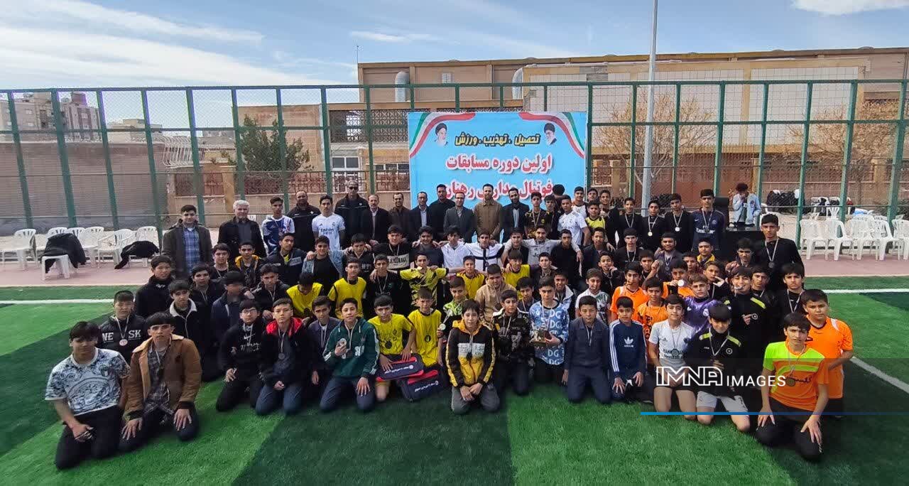 قهرمانان مسابقات فوتبال مدارس رهنان در «جام فجر» معرفی شدند