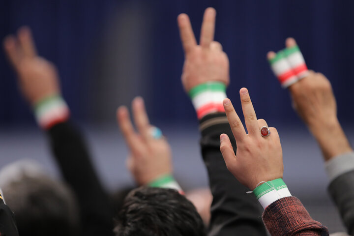 دیدار پرشور هزاران نفر از مردم تبریز و آذربایجان شرقی با رهبر انقلاب