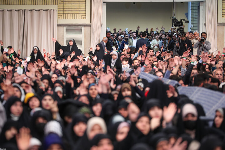 دیدار پرشور هزاران نفر از مردم تبریز و آذربایجان شرقی با رهبر انقلاب