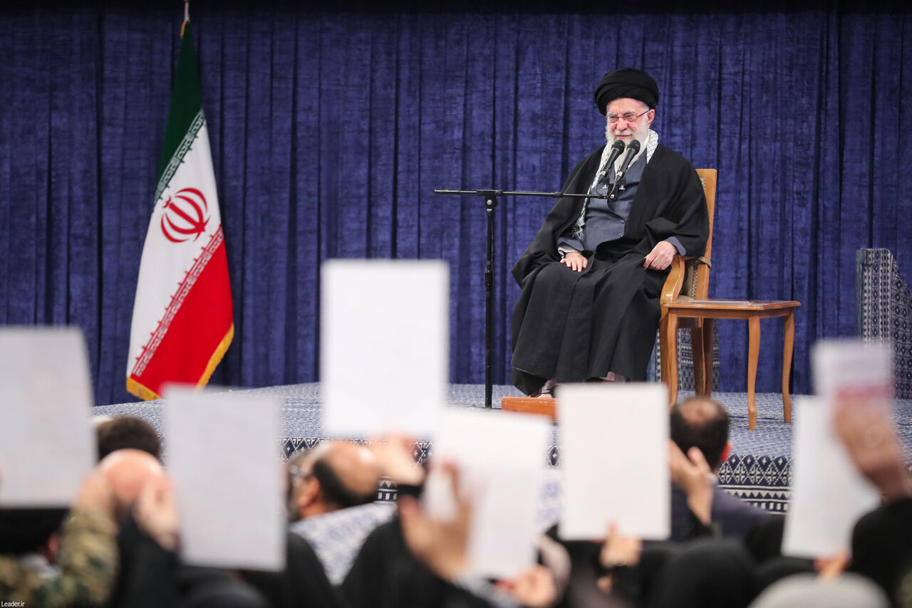 هنرِ پدرانه یک رهبر| وقتی از دلِ طوفانِ فریادها، نسیم بخشش میوزد