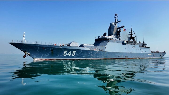 پهلوگیری ناو بالگردبر استویسکی روسیه در بندرعباس