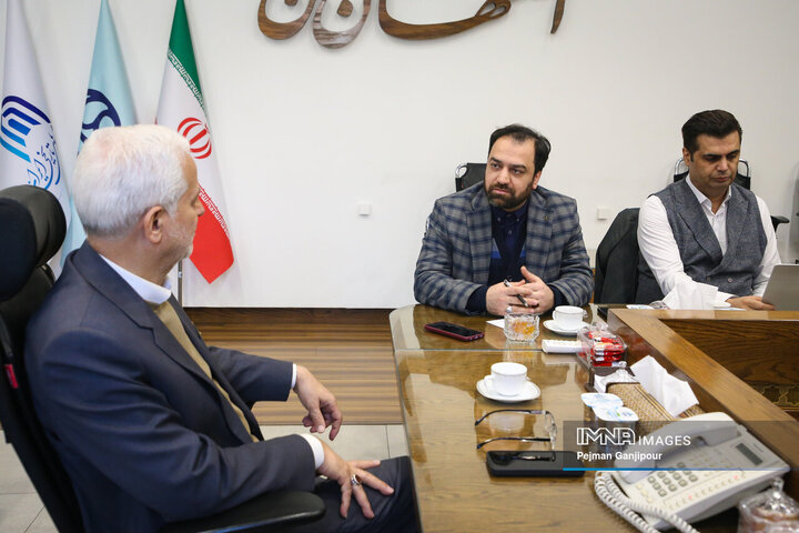 جلسه مشترک شهردار اصفهان و رئیس ستاد نوسازی ناوگان حمل‌و‌نقل و اسقاط خودرو وزارت صمت