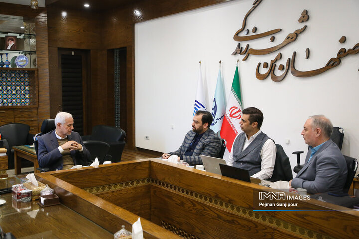 جلسه مشترک شهردار اصفهان و رئیس ستاد نوسازی ناوگان حمل‌و‌نقل و اسقاط خودرو وزارت صمت