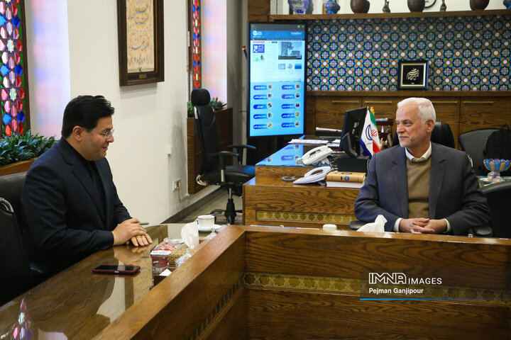 جلسه مشترک شهردار اصفهان و رئیس ستاد نوسازی ناوگان حمل‌و‌نقل و اسقاط خودرو وزارت صمت