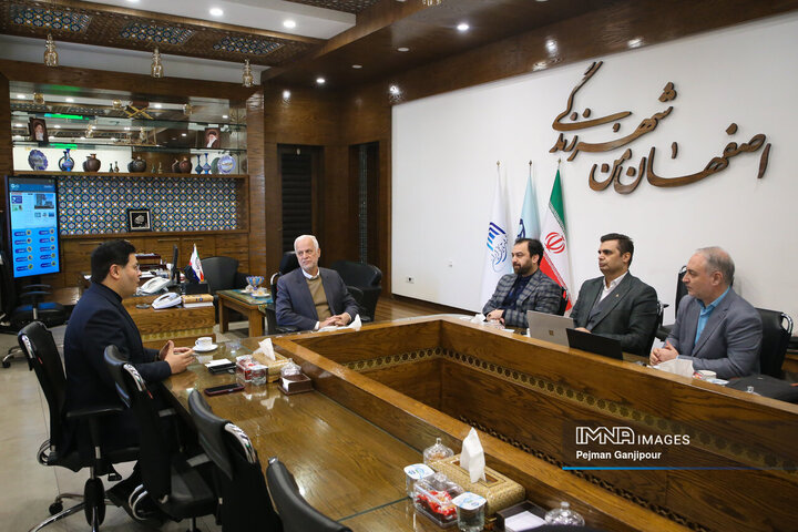 جلسه مشترک شهردار اصفهان و رئیس ستاد نوسازی ناوگان حمل‌و‌نقل و اسقاط خودرو وزارت صمت