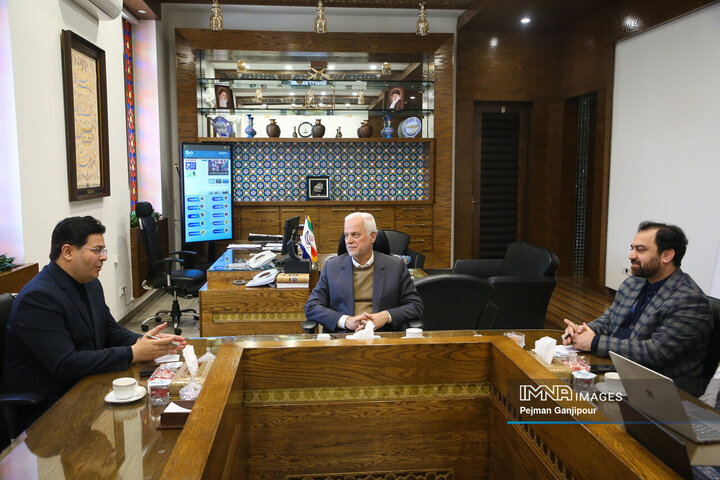 جلسه مشترک شهردار اصفهان و رئیس ستاد نوسازی ناوگان حمل‌و‌نقل و اسقاط خودرو وزارت صمت