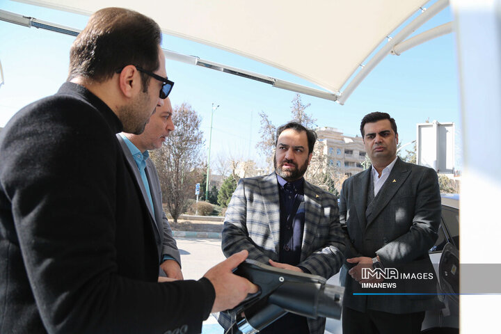 بازدید رئیس ستاد نوسازی ناوگان حمل و نقل وزارت صمت از زیرساختهای شارژ خودروهای برقی در اصفهان