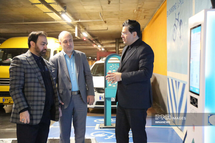 بازدید رئیس ستاد نوسازی ناوگان حمل و نقل وزارت صمت از زیرساختهای شارژ خودروهای برقی در اصفهان