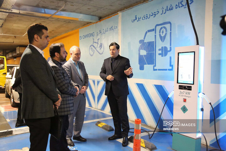 بازدید رئیس ستاد نوسازی ناوگان حمل و نقل وزارت صمت از زیرساختهای شارژ خودروهای برقی در اصفهان