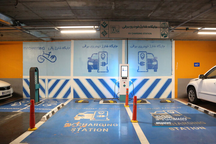 بازدید رئیس ستاد نوسازی ناوگان حمل و نقل وزارت صمت از زیرساختهای شارژ خودروهای برقی در اصفهان