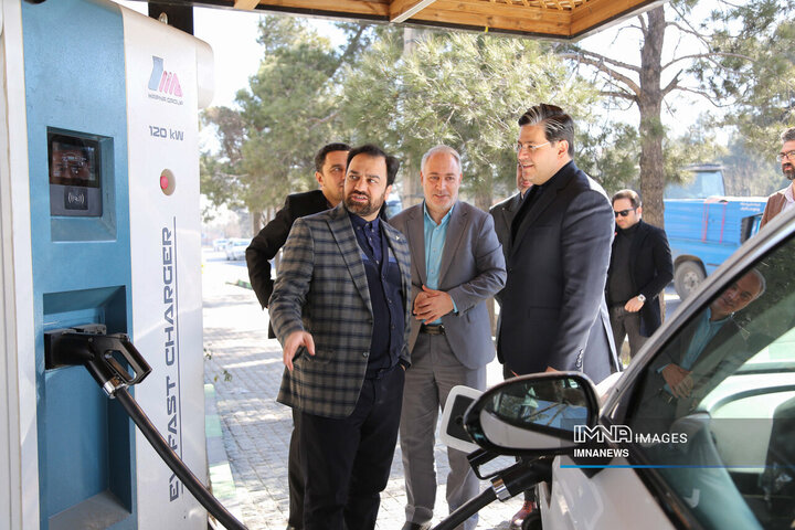 بازدید رئیس ستاد نوسازی ناوگان حمل و نقل وزارت صمت از زیرساختهای شارژ خودروهای برقی در اصفهان