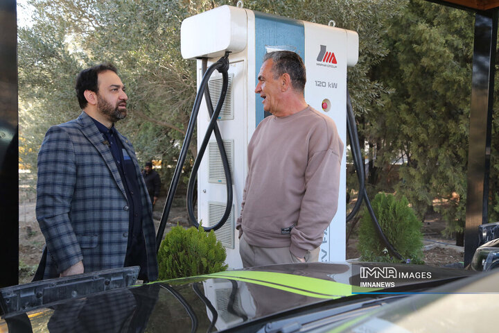 بازدید رئیس ستاد نوسازی ناوگان حمل و نقل وزارت صمت از زیرساختهای شارژ خودروهای برقی در اصفهان
