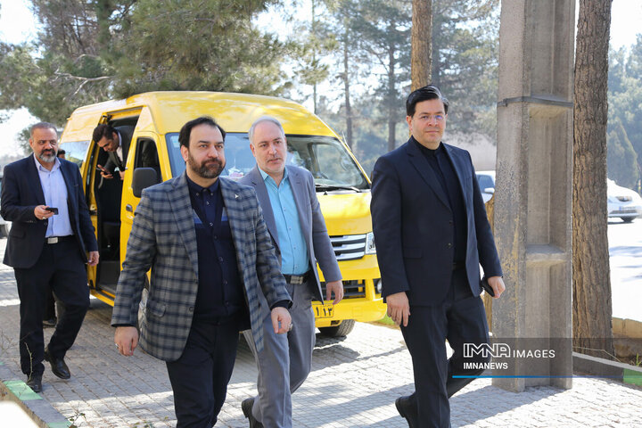 بازدید رئیس ستاد نوسازی ناوگان حمل و نقل وزارت صمت از زیرساختهای شارژ خودروهای برقی در اصفهان