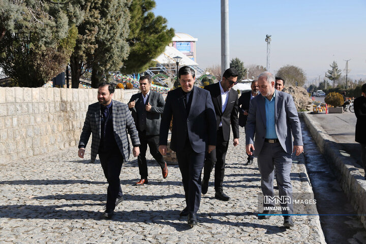 بازدید رئیس ستاد نوسازی ناوگان حمل و نقل وزارت صمت از زیرساختهای شارژ خودروهای برقی در اصفهان