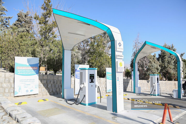 بازدید رئیس ستاد نوسازی ناوگان حمل و نقل وزارت صمت از زیرساختهای شارژ خودروهای برقی در اصفهان