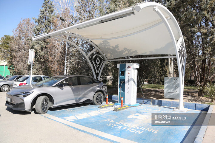 بازدید رئیس ستاد نوسازی ناوگان حمل و نقل وزارت صمت از زیرساختهای شارژ خودروهای برقی در اصفهان