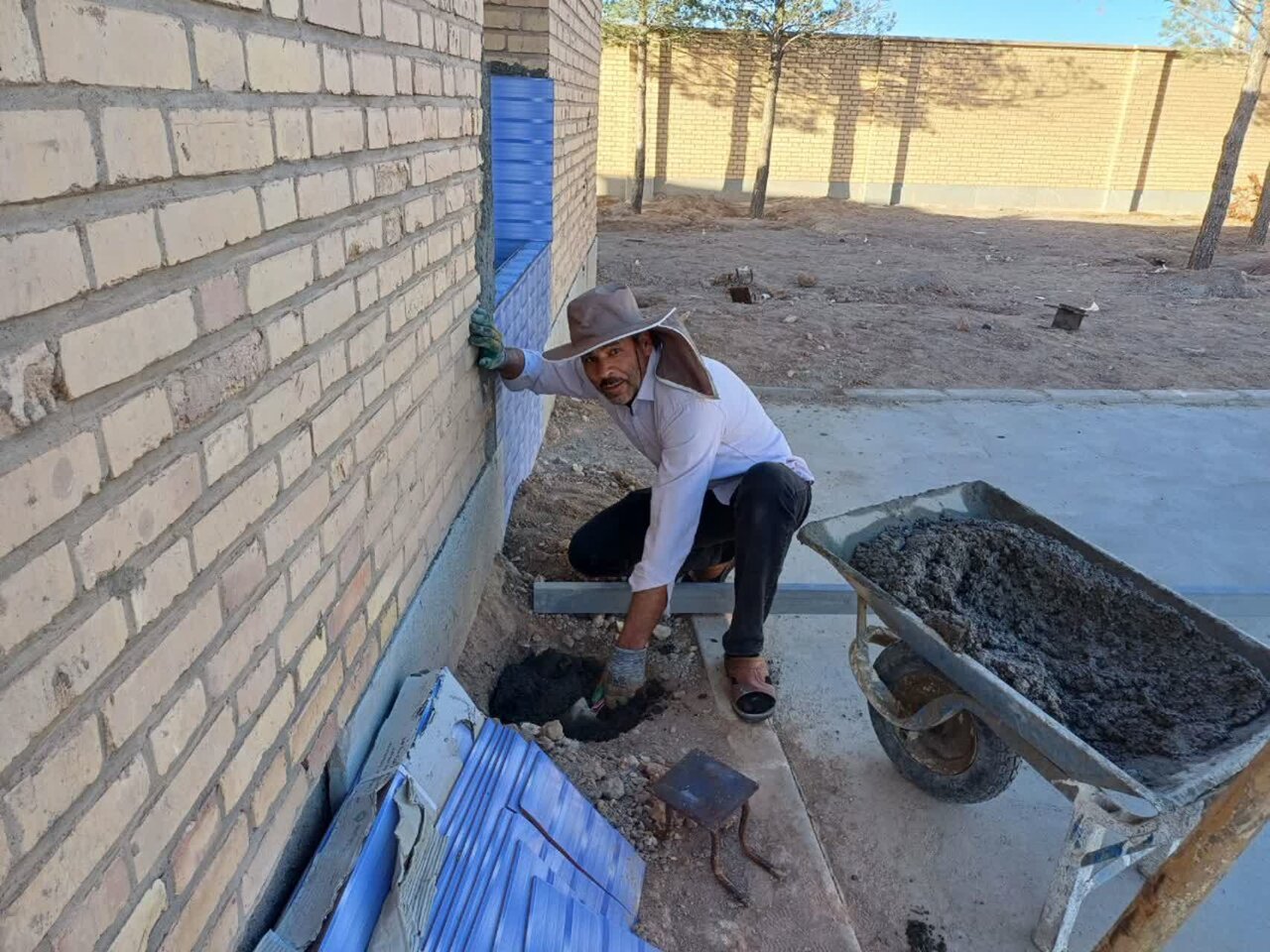 عشق به آموزش؛ داستان مدیری که آجر به آجر کنار مدرسه ایستاد