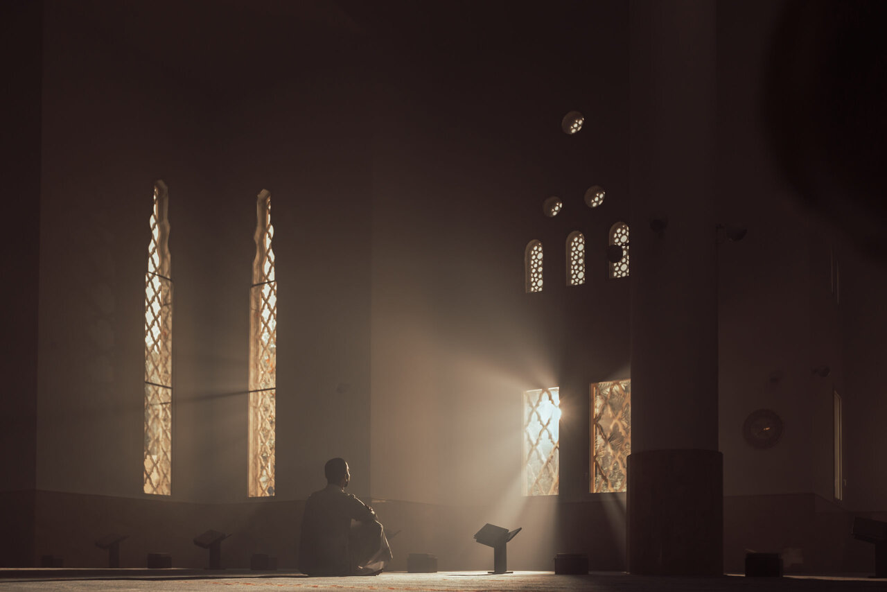 مناجات امیرالمومنین (ع) متن کامل با ترجمه فارسی + فایل صوتی و تصویری با صدای علی فانی