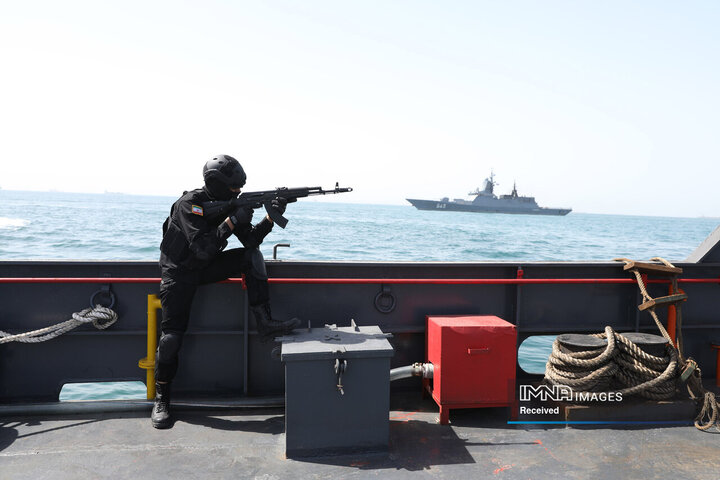 تمرین آزادسازی کشتی ربوده شده در رزمایش مرکب دریایی نیروهای دریایی ایران و فدراسیون روسیه