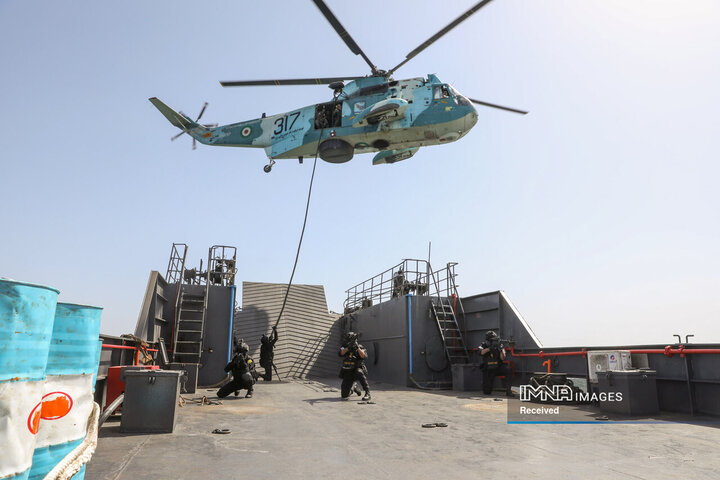 تمرین آزادسازی کشتی ربوده شده در رزمایش مرکب دریایی نیروهای دریایی ایران و فدراسیون روسیه