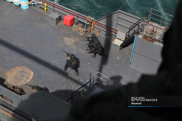 تمرین آزادسازی کشتی ربوده شده در رزمایش مرکب دریایی نیروهای دریایی ایران و فدراسیون روسیه