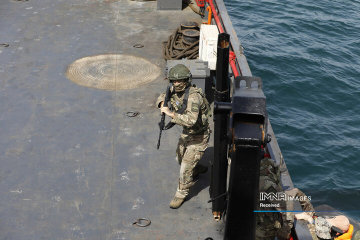 تمرین آزادسازی کشتی ربوده شده در رزمایش مرکب دریایی نیروهای دریایی ایران و فدراسیون روسیه