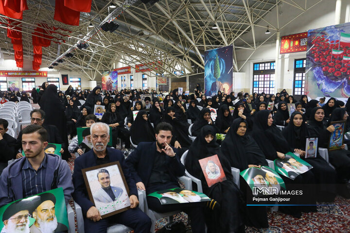 بزرگداشت چهلم شهدای وطن و مدافع امنیتیبزرگداشت چهلم شهدای وطن و مدافع امنیت در اصفهان