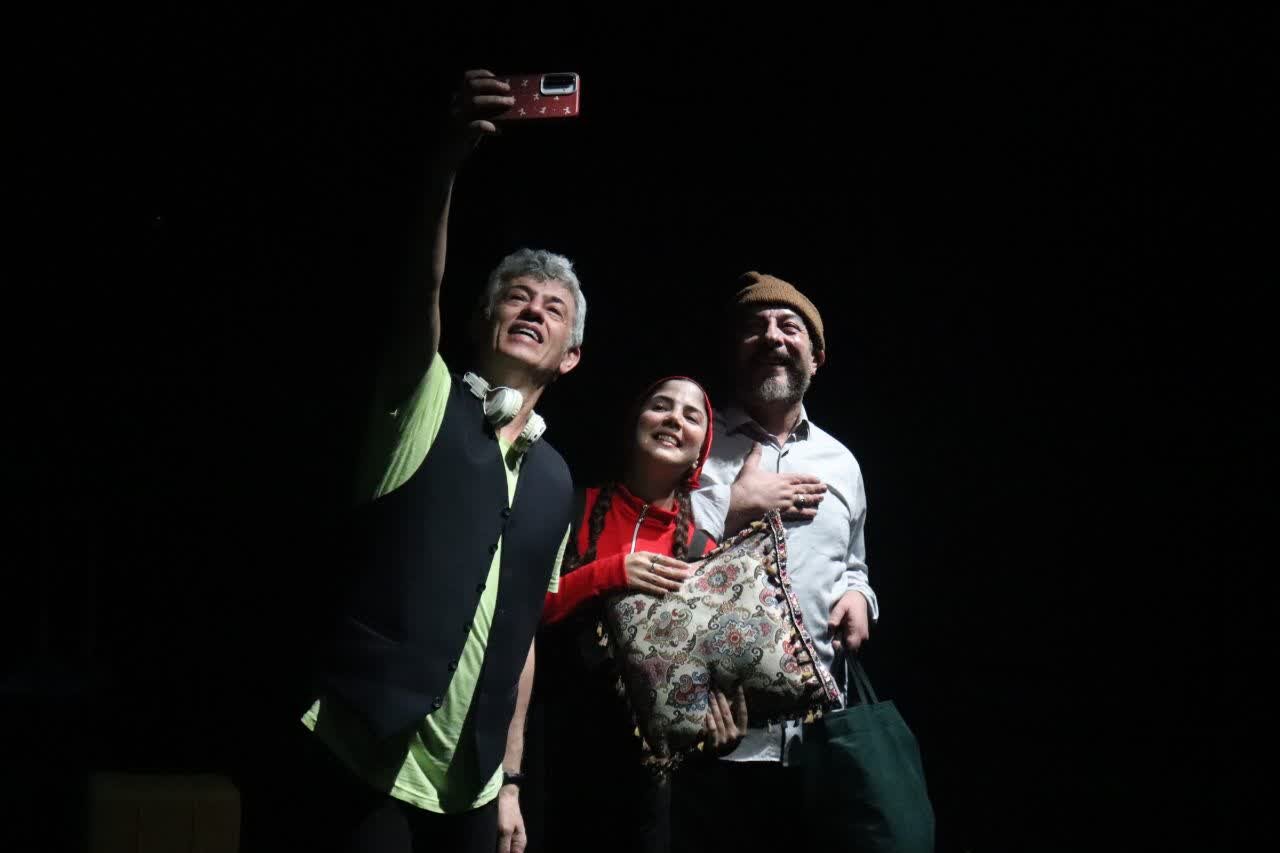 تئاتر را ترک نمی‌کنیم/ «وی‌لا» تریبون اعتراض و صدای مردم است