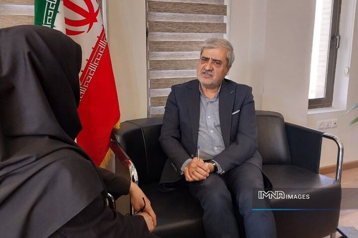 توزیع گل‌های بهاری در موکب‌های منطقه ۵ اصفهان؛ قدردانی از شهروندان همدل