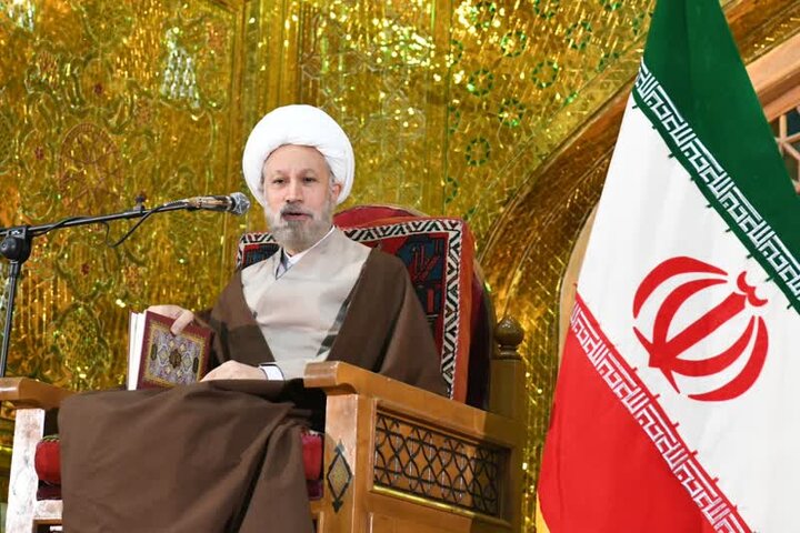شیطان با ترساندن از فقر مانع انفاق می‌شود
