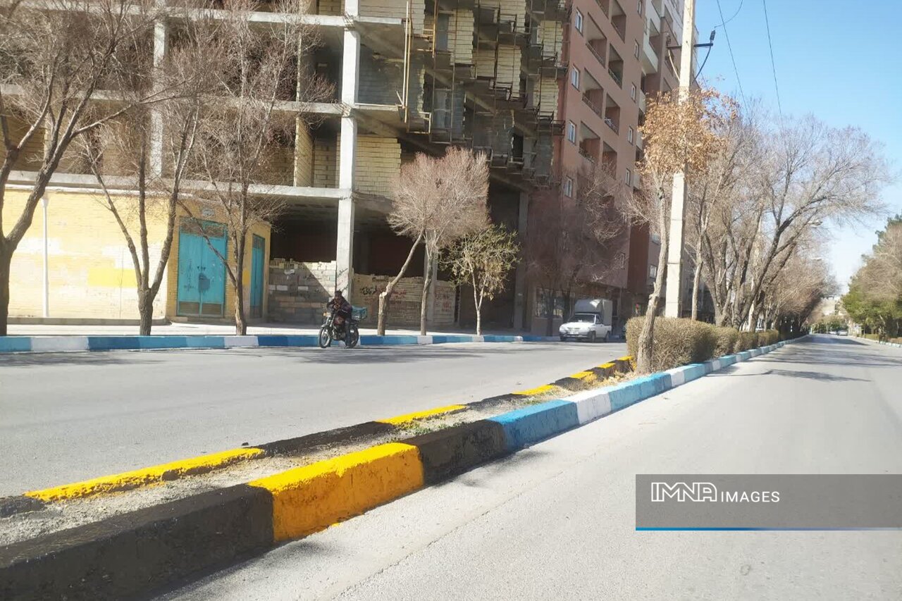 آغاز خانهتکانی محلات در منطقه ۱۲ اصفهان؛ رنگآمیزی ۱۲۰ هزار متر جدول تا نوروز