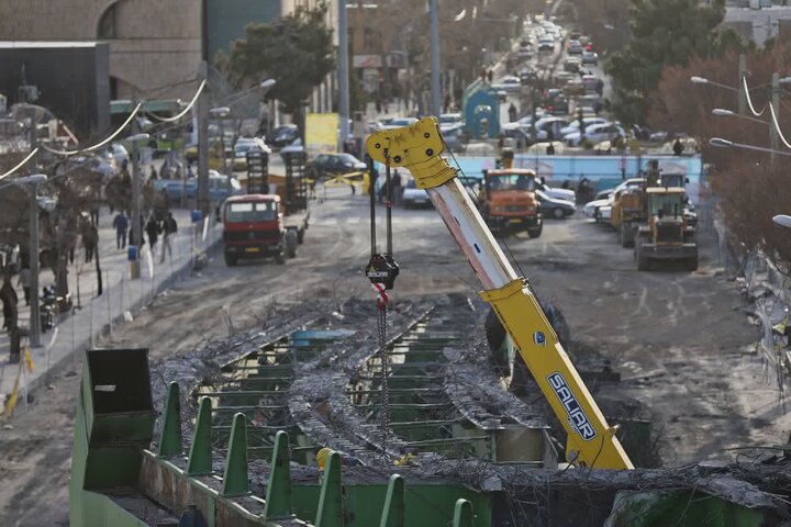 اعزام ناوگان سنگین شهرداری اراک برای جمع‌آوری پل خیبر