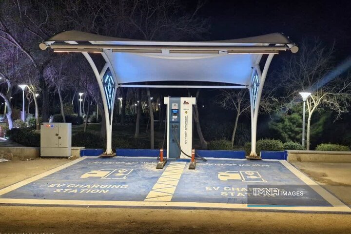 نخستین زیرساخت شارژ خودروهای برقی شرق اصفهان در منطقه ۱۵ فعال شد