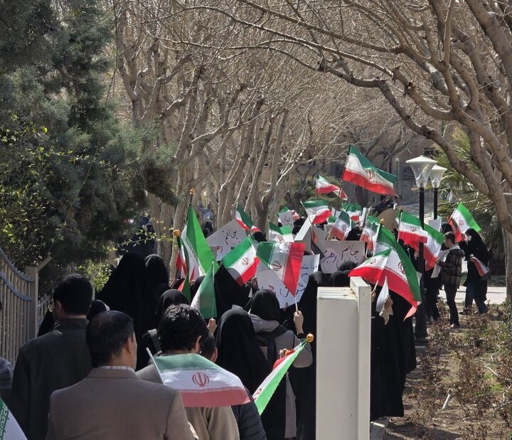 تجمع دانشجویان دانشگاه صنعتی اصفهان برای گرامیداشت شهدای کودتای تروریستی دی