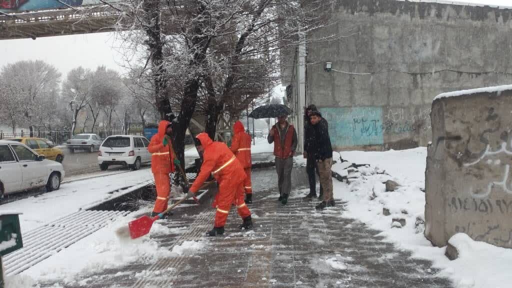 عملیات نمکپاشی و برفروبی معابر شهر اردبیل در حال انجام است