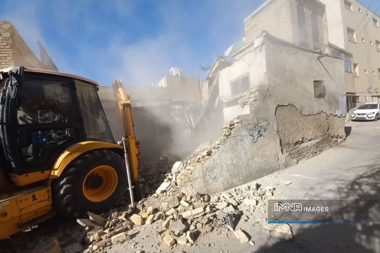 بازگشایی گلوگاه خیابان مصلی اصفهان با تخریب ساختمان فرسوده