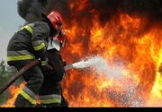 نجات ۲۴ نفر از آتش‌سوزی ساختمان تجاری در خیابان انقلاب + فیلم