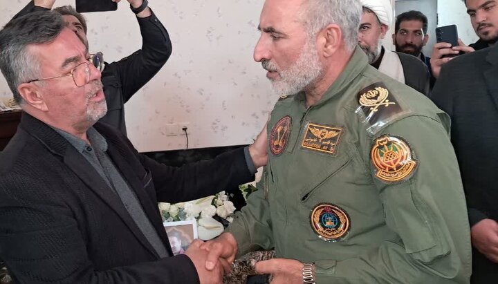 فرمانده هوانیروز با خانواده شهید غیرنظامی سانحه بالگردی دیدار و گفت‌وگو کرد