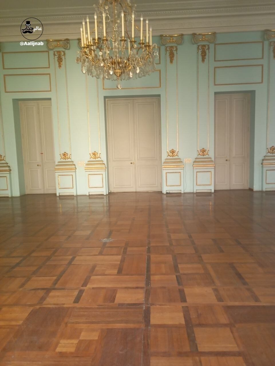 کاخ نیاوران تخلیه نشده است