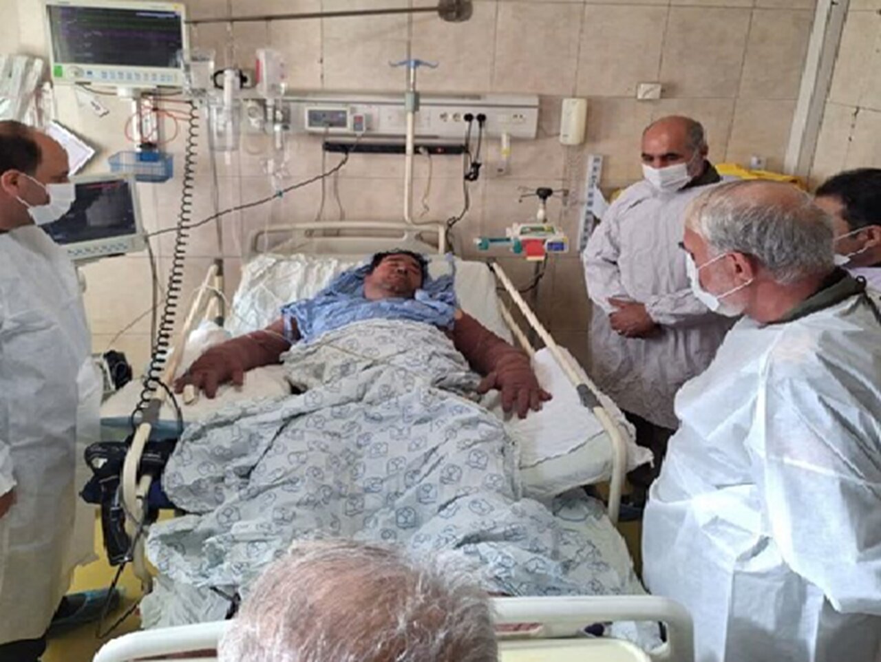 عیادت فرمانده هوانیروز ارتش از مصدوم حادثه سقوط بالگرد در اصفهان