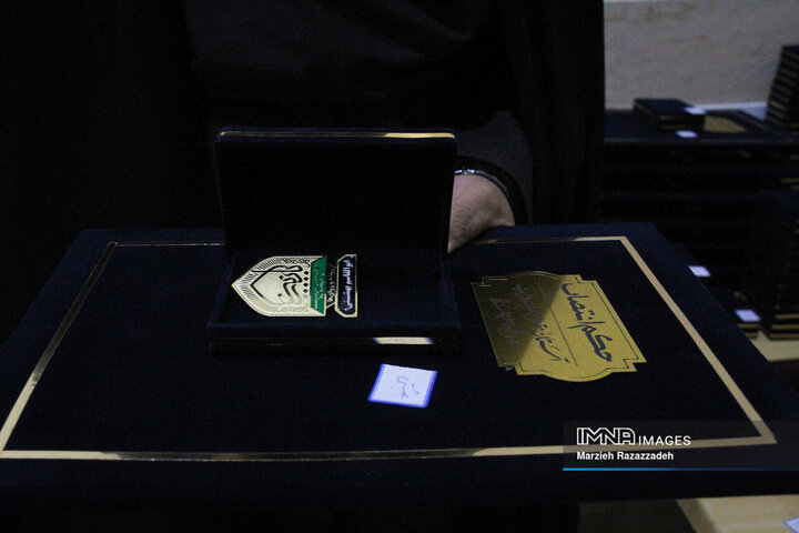 آیین رونمائی از نشان خدمت و سامانه جامع خادمیاران آستان مقدس زینبیه اصفهان