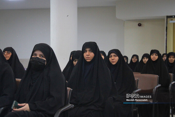 آیین رونمائی از نشان خدمت و سامانه جامع خادمیاران آستان مقدس زینبیه اصفهان