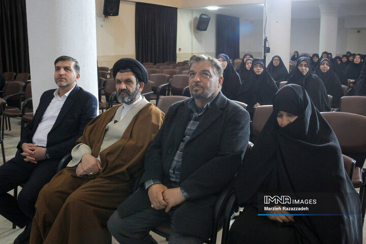 آیین رونمائی از نشان خدمت و سامانه جامع خادمیاران آستان مقدس زینبیه اصفهان