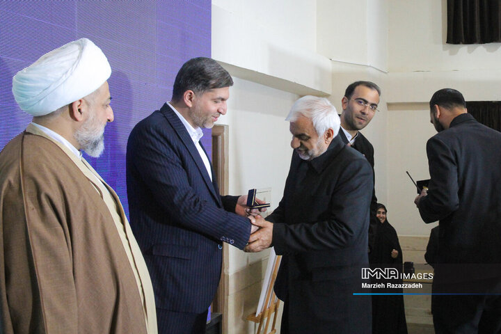 آیین رونمائی از نشان خدمت و سامانه جامع خادمیاران آستان مقدس زینبیه اصفهان