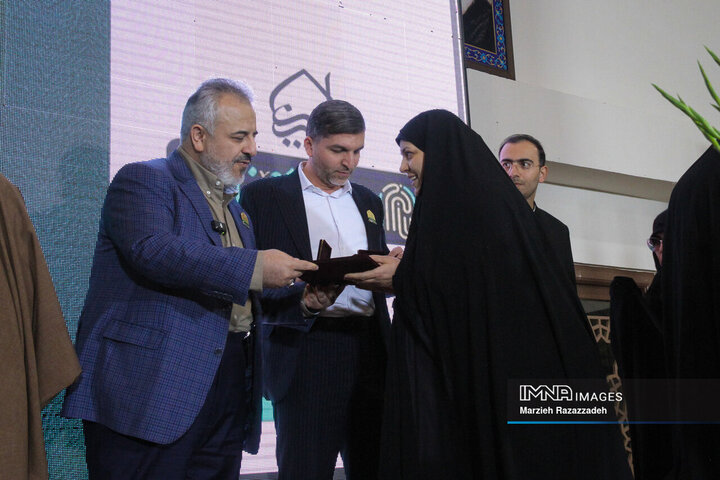 آیین رونمائی از نشان خدمت و سامانه جامع خادمیاران آستان مقدس زینبیه اصفهان