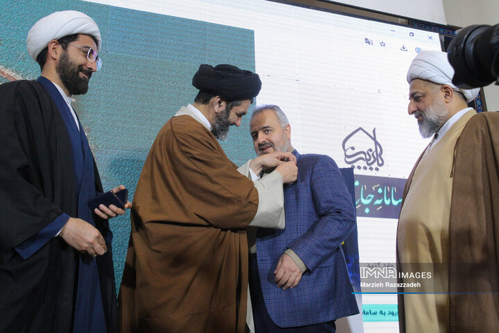 آیین رونمائی از نشان خدمت و سامانه جامع خادمیاران آستان مقدس زینبیه اصفهان