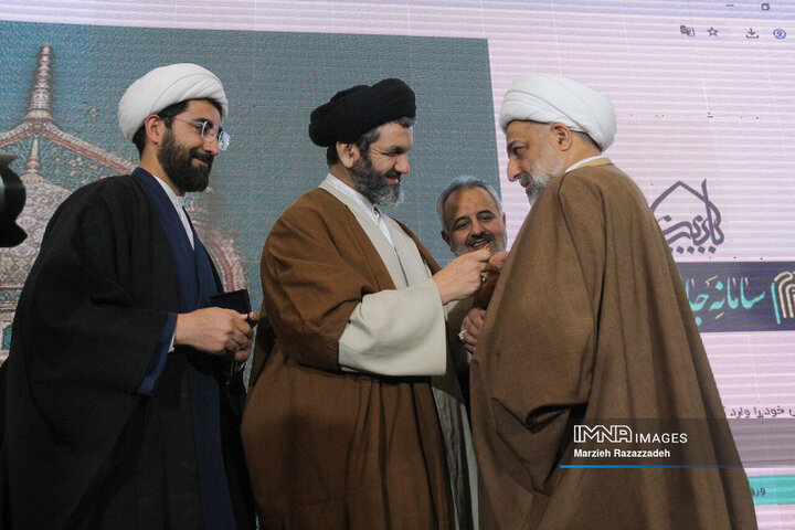 آیین رونمائی از نشان خدمت و سامانه جامع خادمیاران آستان مقدس زینبیه اصفهان