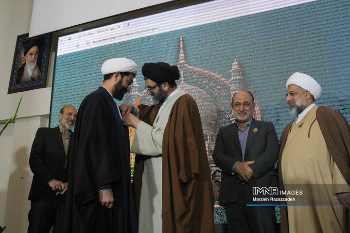 آیین رونمائی از نشان خدمت و سامانه جامع خادمیاران آستان مقدس زینبیه اصفهان