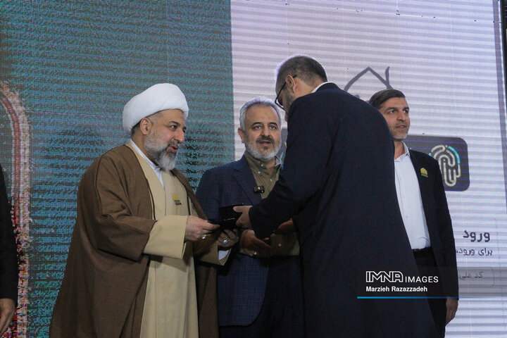 آیین رونمائی از نشان خدمت و سامانه جامع خادمیاران آستان مقدس زینبیه اصفهان