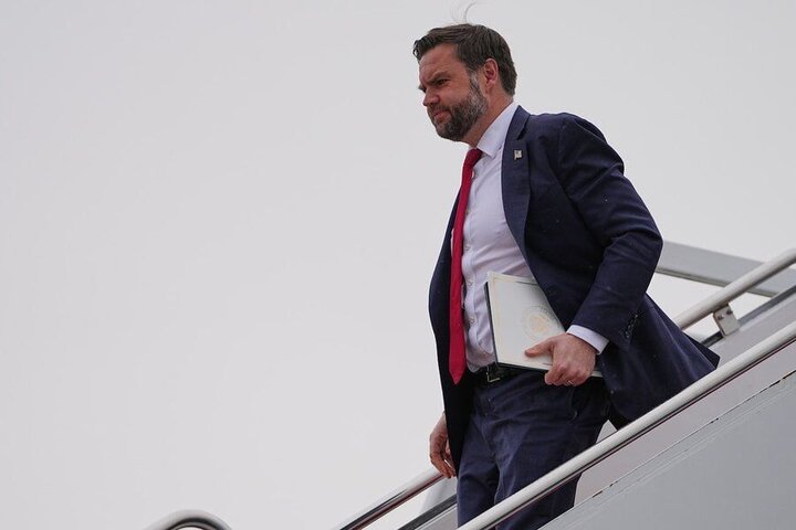 معاون ترامپ: گزینه دیپلماتیک را در قبال ایران ترجیح می‌دهیم